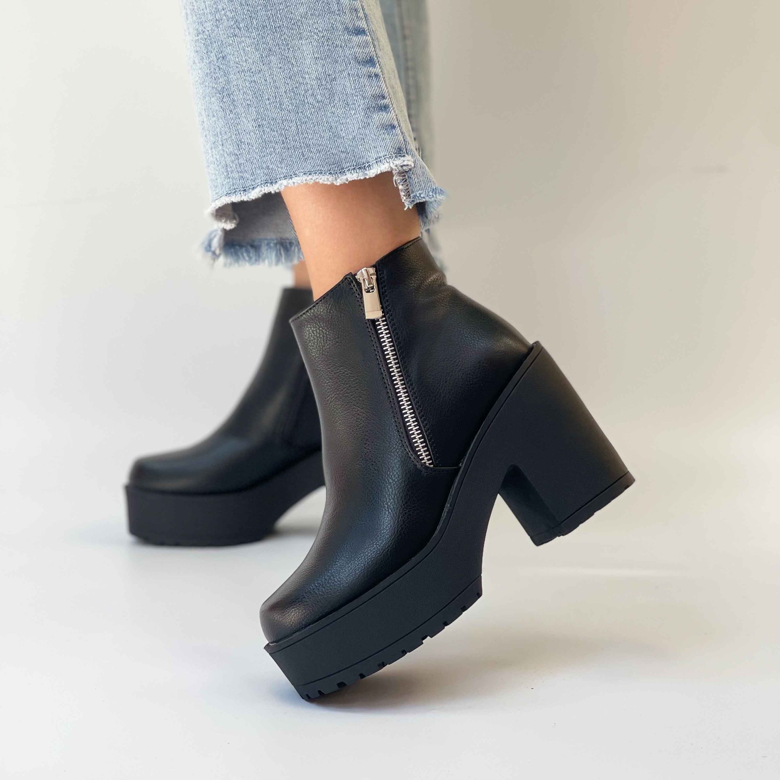 Botines negros con plataforma 2416