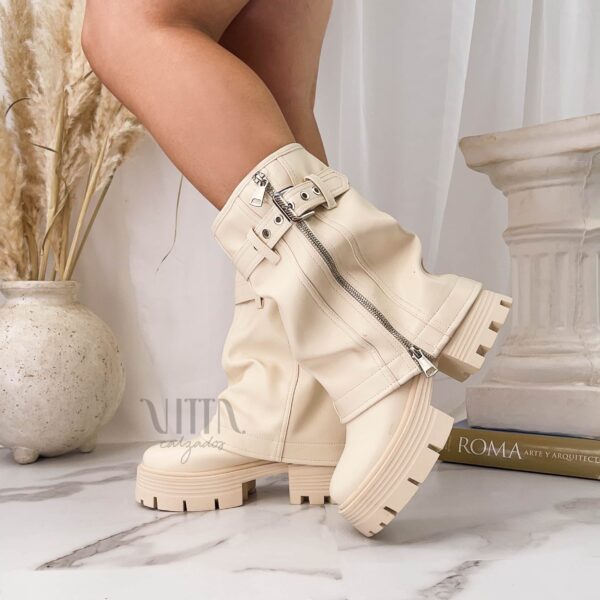 Botas beige de plataforma con hebilla 80