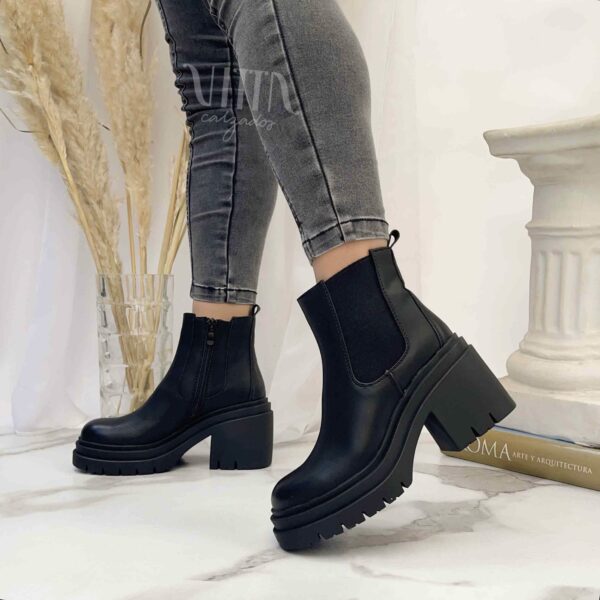 Botines negros con elástico 2422