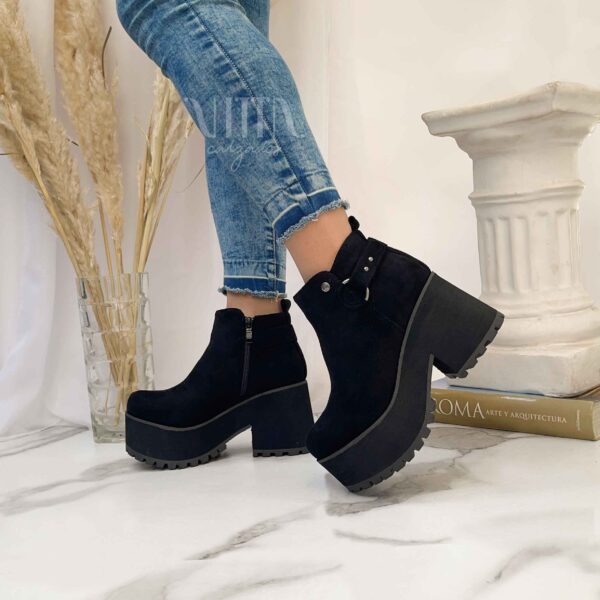 Botines negros con plataforma liviana r60