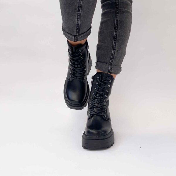 Botines negros con plataforma liviana 09 - Imagen 4