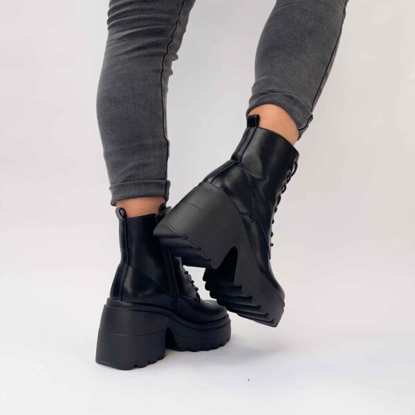 Botines negros con plataforma liviana 09 - Imagen 5