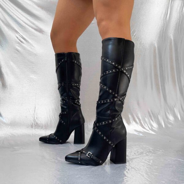 Botas negras de tacon con hebilla 910