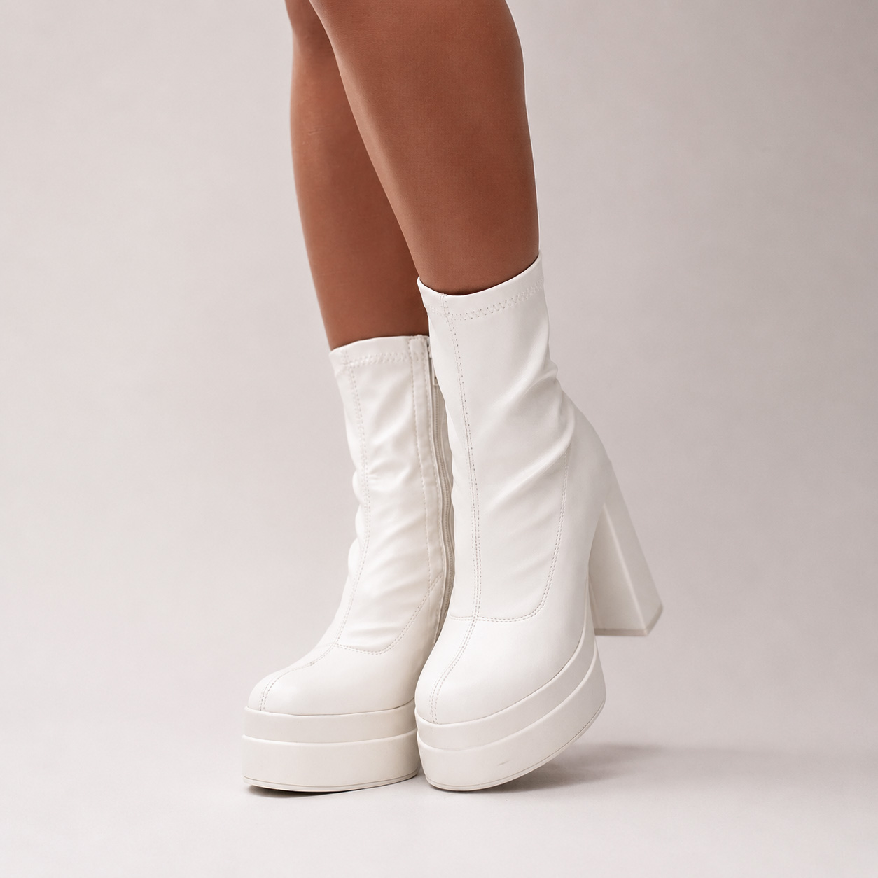 Botines blancos con taco y plataforma 18 - Imagen 5