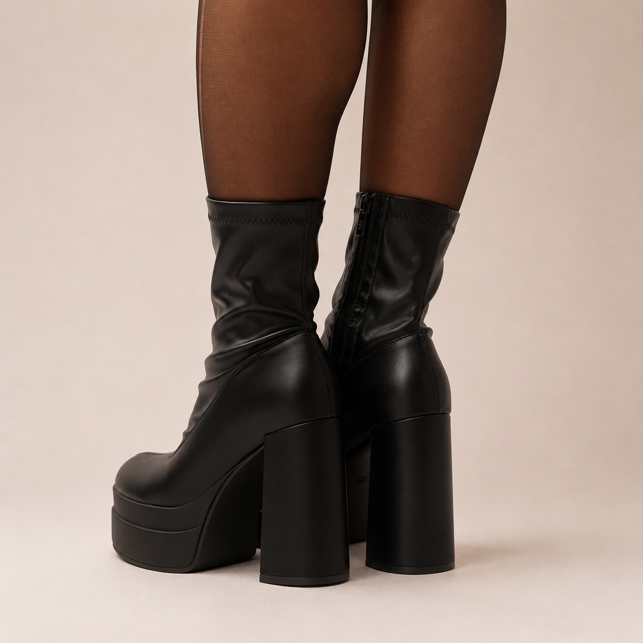 Botines negros con taco y plataforma 18 - Imagen 5