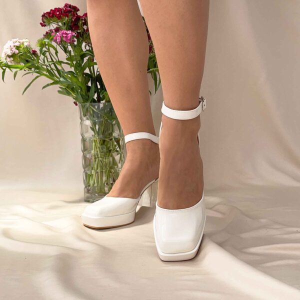 Sandalias blancas tacon grueso punta cerrada 97 - Imagen 4