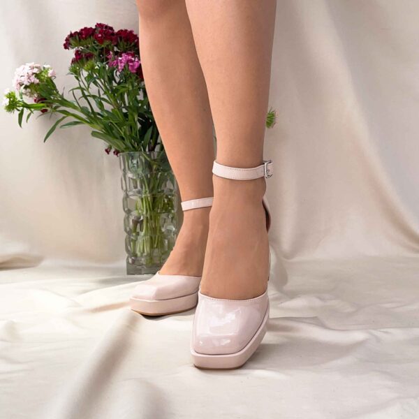 Sandalias beige tacon grueso punta cerrada 97 - Imagen 4