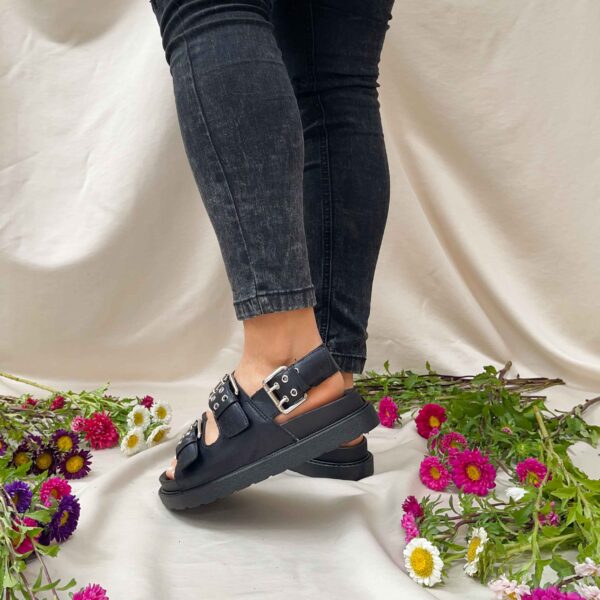 Sandalias negras bajas correa ajustable 502 - Imagen 4