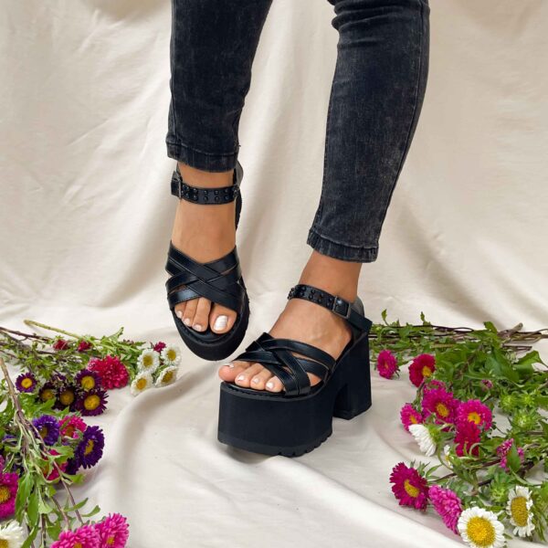 Sandalias plataforma liviana negra 22 - Imagen 3