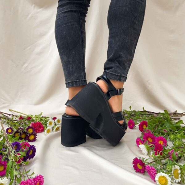 Sandalias plataforma liviana negra 22 - Imagen 4