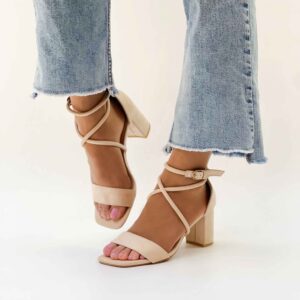 Sandalias beige taco cuadrado medio 808