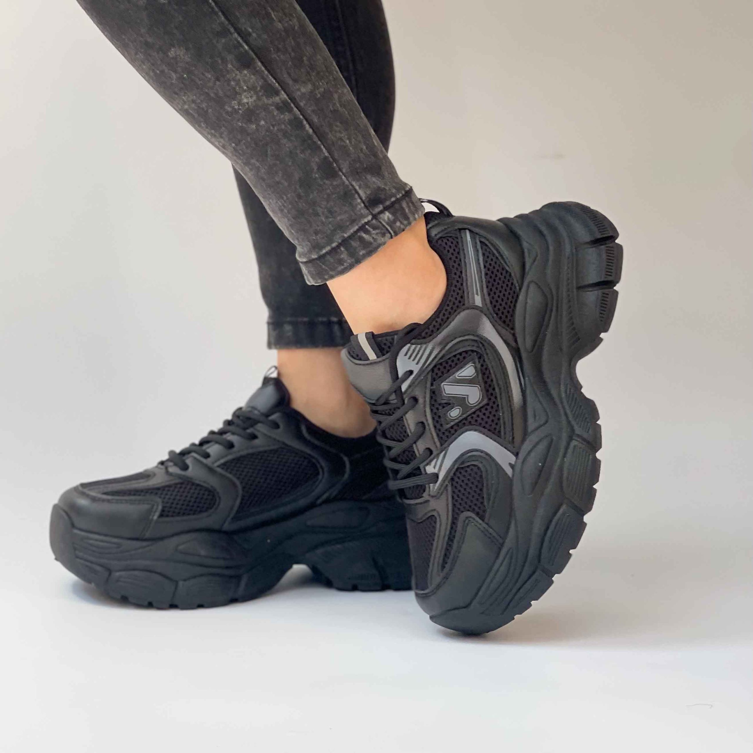 Zapatillas negras con plataforma j06 - Imagen 4