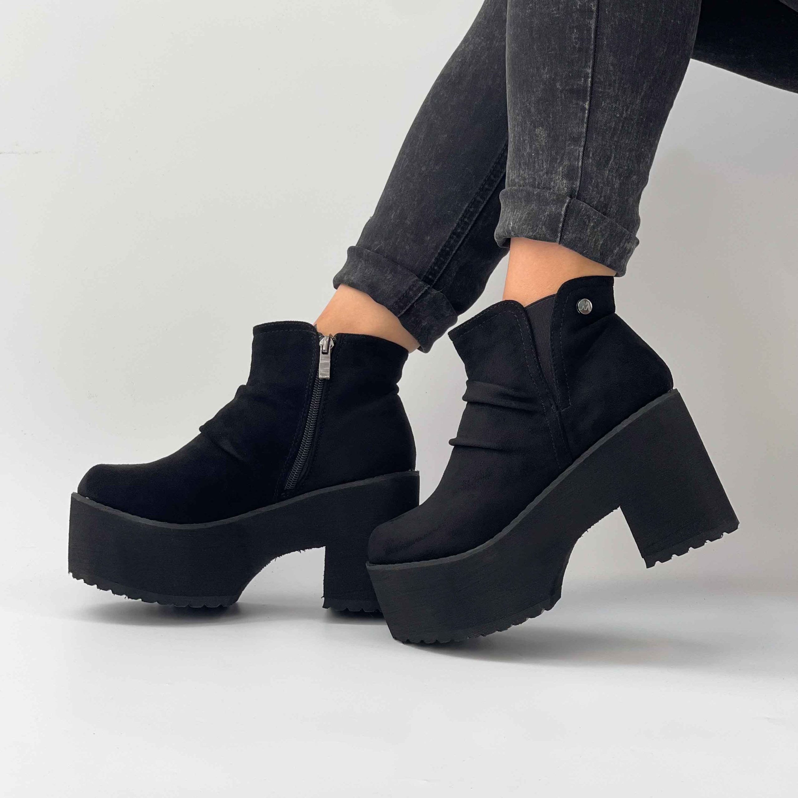Botines negros plataforma liviana h38