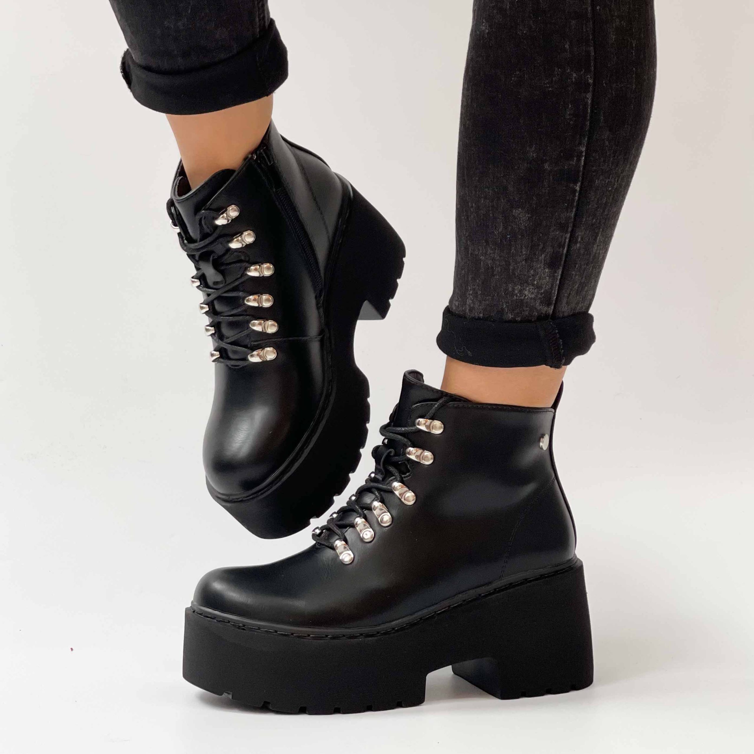 Botines negros plataforma liviana z16