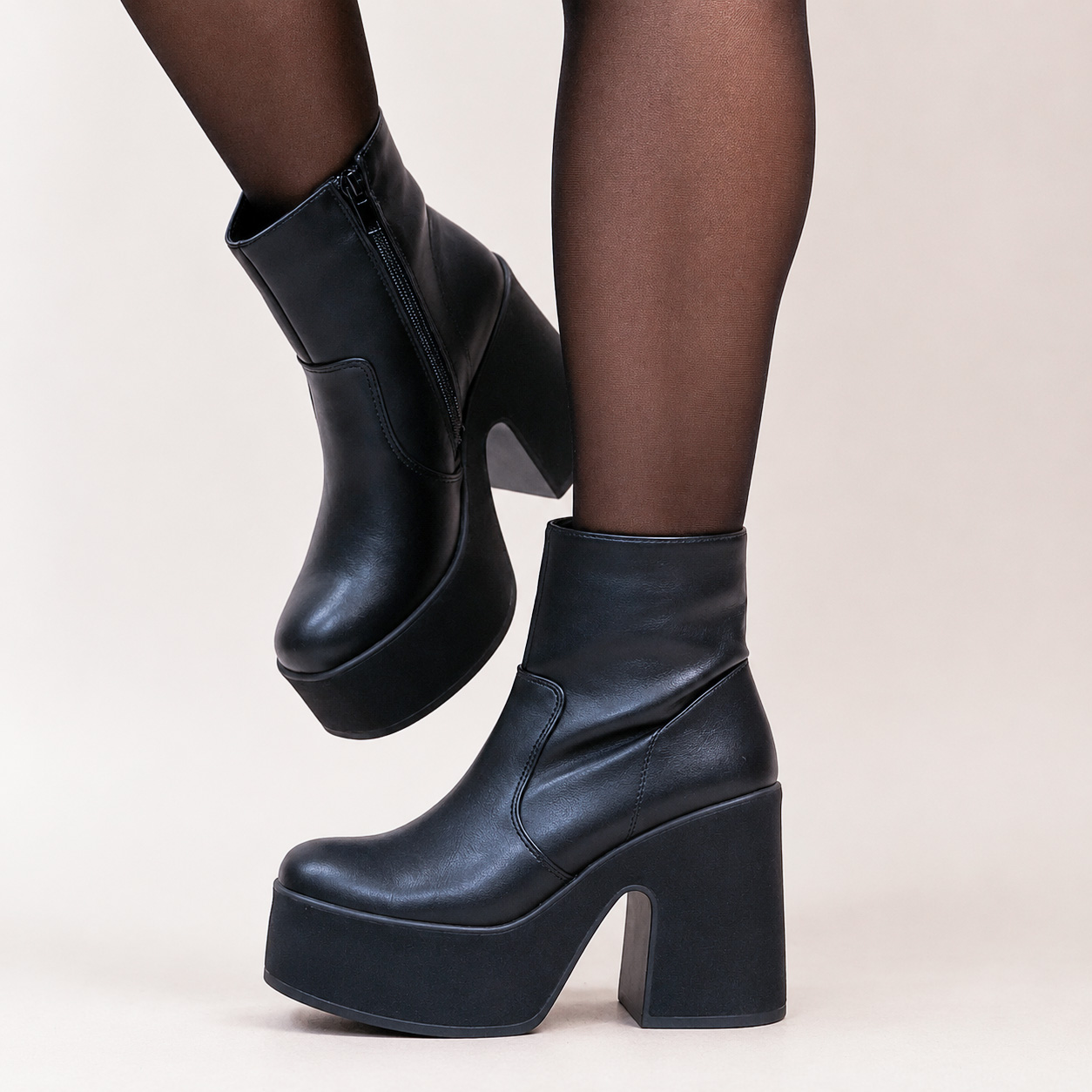 Botines negros taco alto y plataforma 17