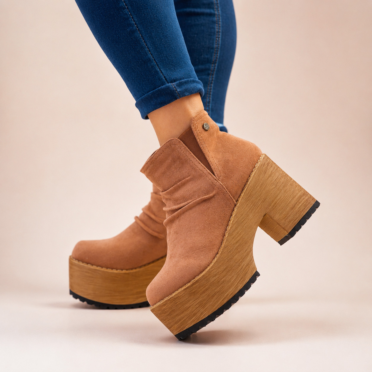 Botines camel con plataforma liviana h40